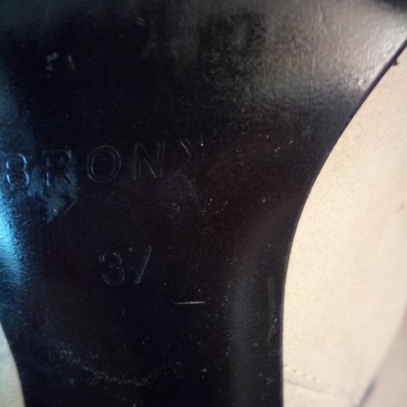 📚 Cream Colored Suede Boots - Picture 4 of 6